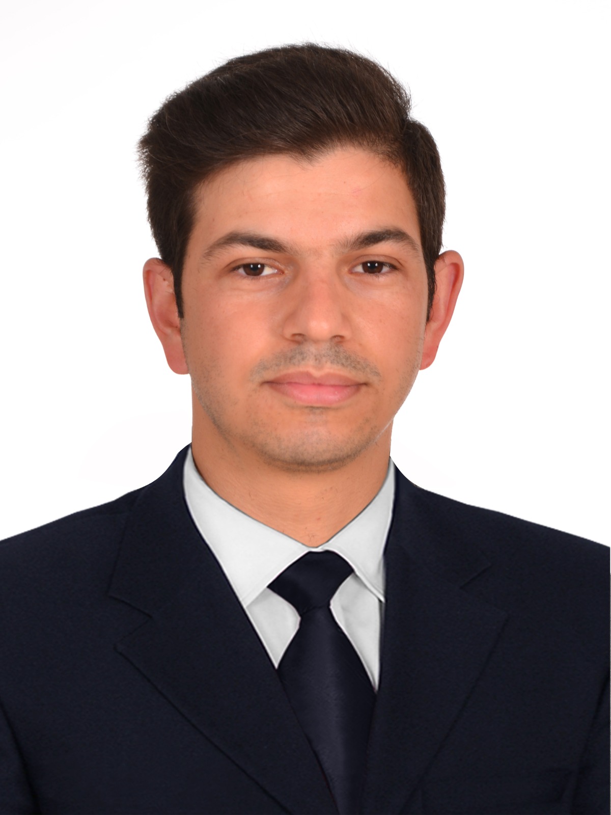 Profesyonel kadın sigorta danışmanı, gülümseyen, mavi ofis ortamında, takım elbiseli